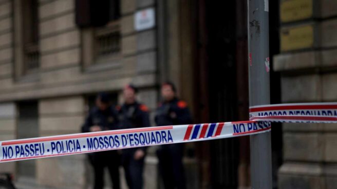 Los Mossos d'Esquadra custodian la sede de Òmnium Cultural en Barcelona.