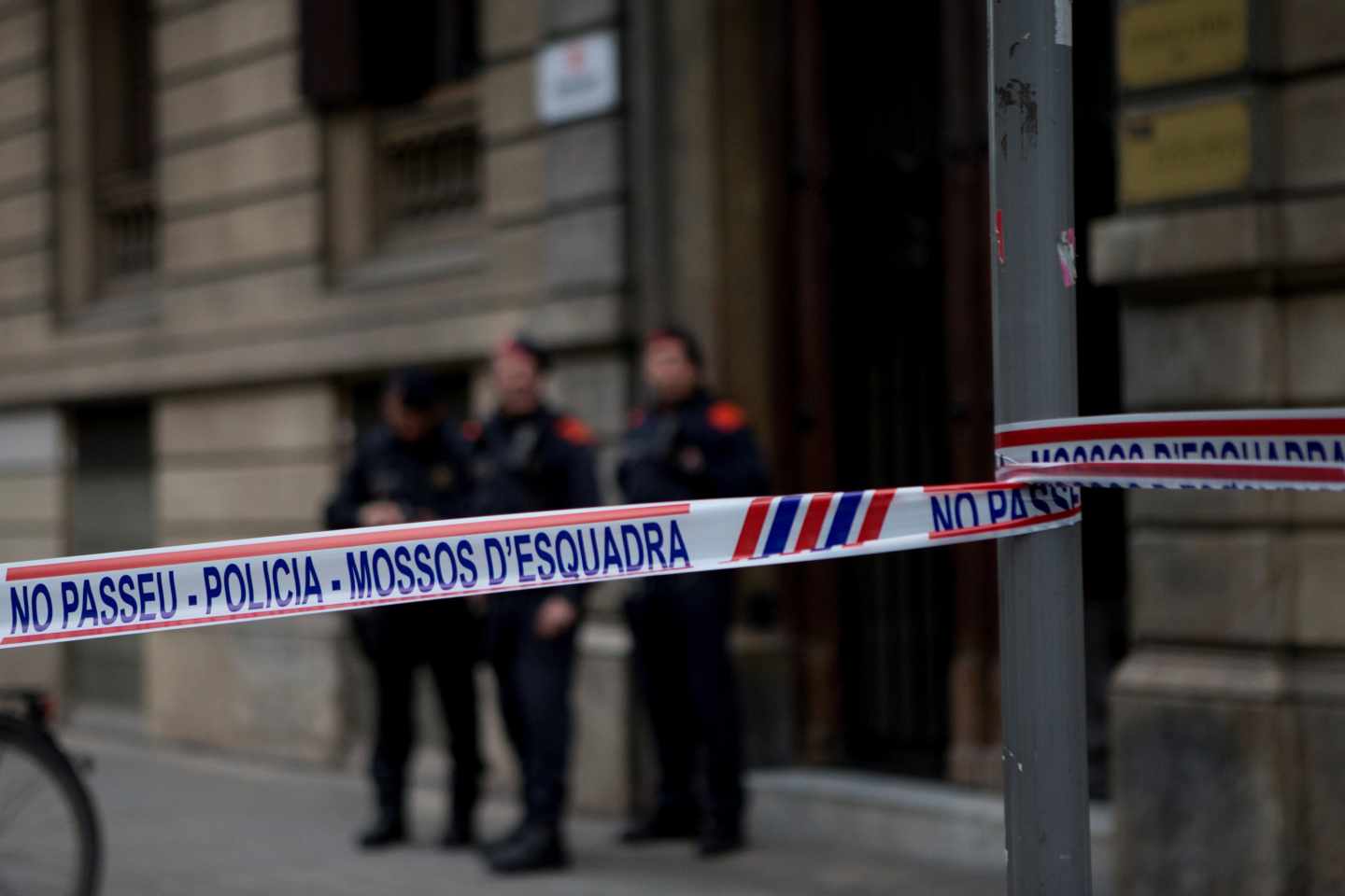 Los Mossos d'Esquadra custodian la sede de Òmnium Cultural en Barcelona.