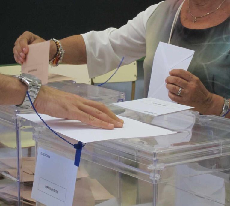 Una mujer sufre un infarto mientras votaba y un presidente de mesa un ictus