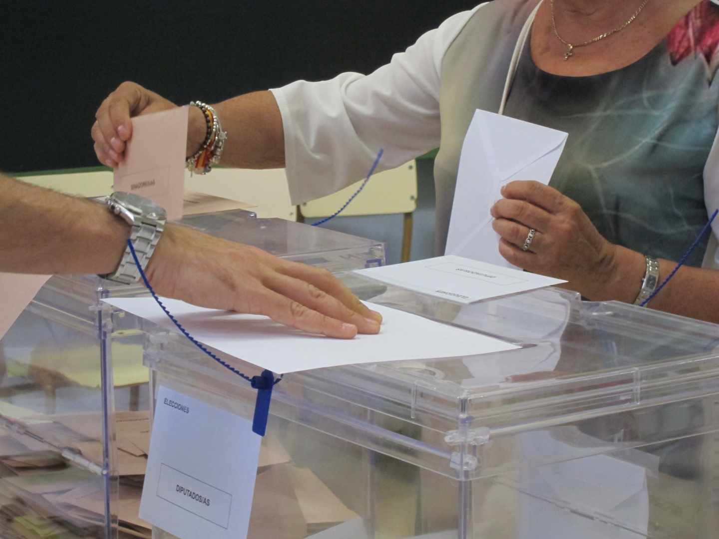 Una mujer sufre un infarto mientras votaba y un presidente de mesa un ictus