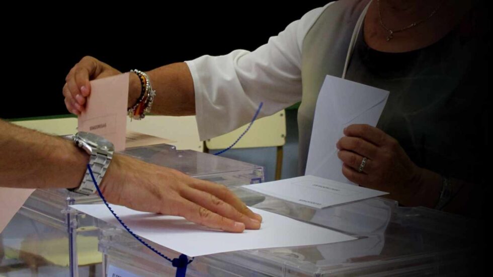 Una mujer vota durante las elecciones de 26-J.