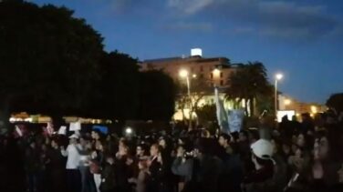 La multitud, ante la comisaría donde declara Ana Julia Quezada: "¡Que la saquen!"