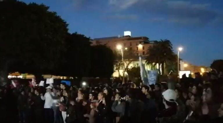 La multitud, ante la comisaría donde declara Ana Julia Quezada: "¡Que la saquen!"