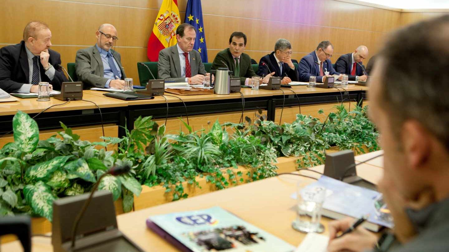 El secretario de Estado de Seguridad, José Antonio Nieto, y los representantes de los agentes en la reunión en la que se alcanzó el preacuerdo.
