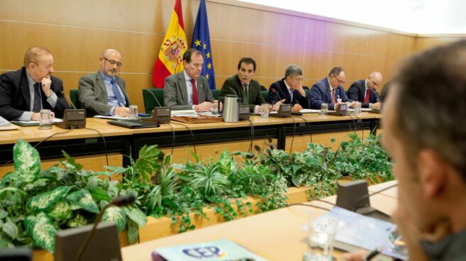 El secretario de Estado de Seguridad, José Antonio Nieto, y los representantes de los agentes en la reunión en la que se alcanzó el preacuerdo.