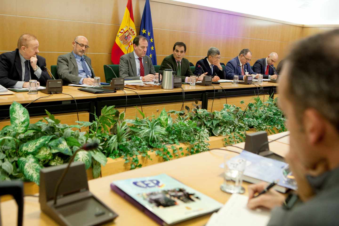 El secretario de Estado de Seguridad, José Antonio Nieto, y los representantes de los agentes en la reunión en la que se alcanzó el preacuerdo.