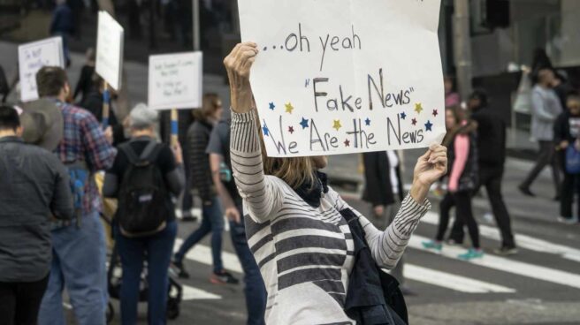 Manifestante denunciando las noticias falsas Manifestante denunciando las noticias falsas