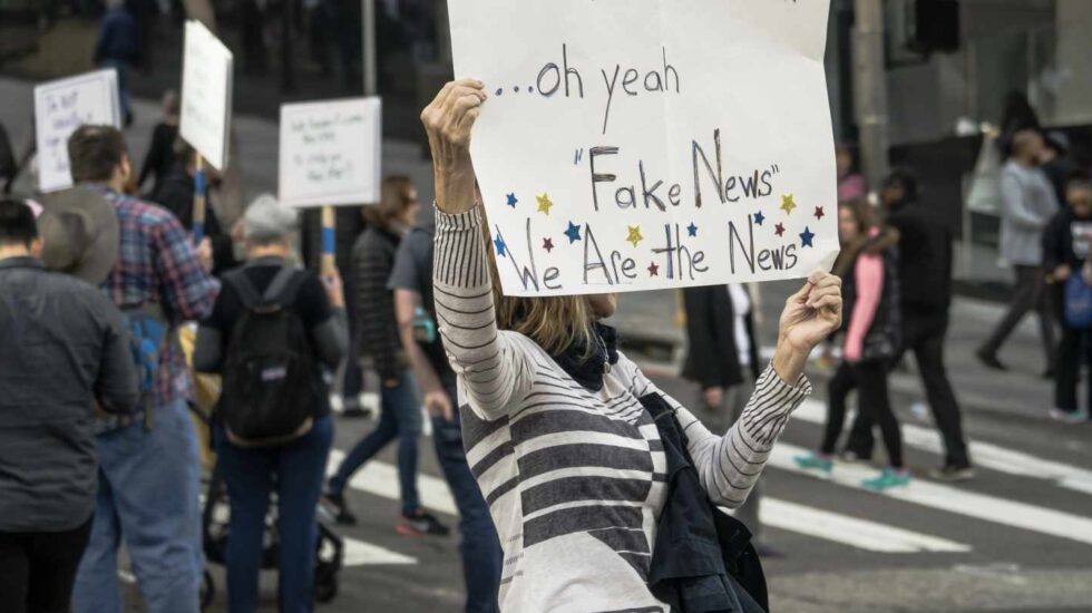 Manifestante denunciando las noticias falsas