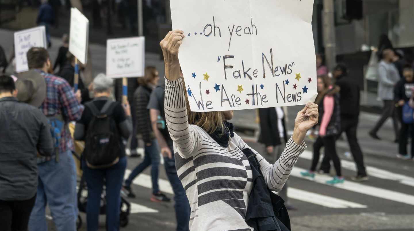 Manifestante denunciando las noticias falsas