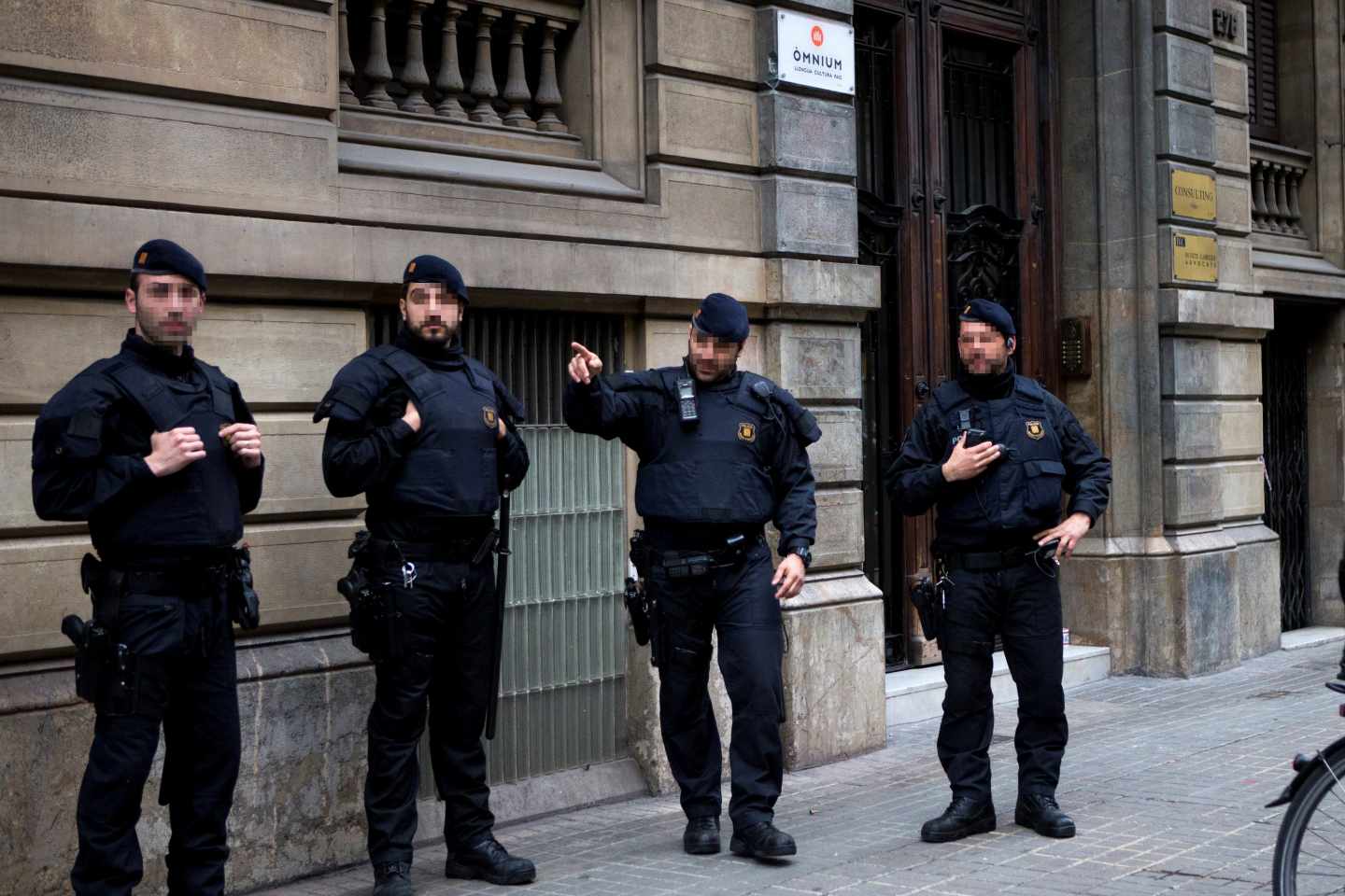 Los Mossos d'Esquadra custodian la sede de Òmnium Cultural en Barcelona.