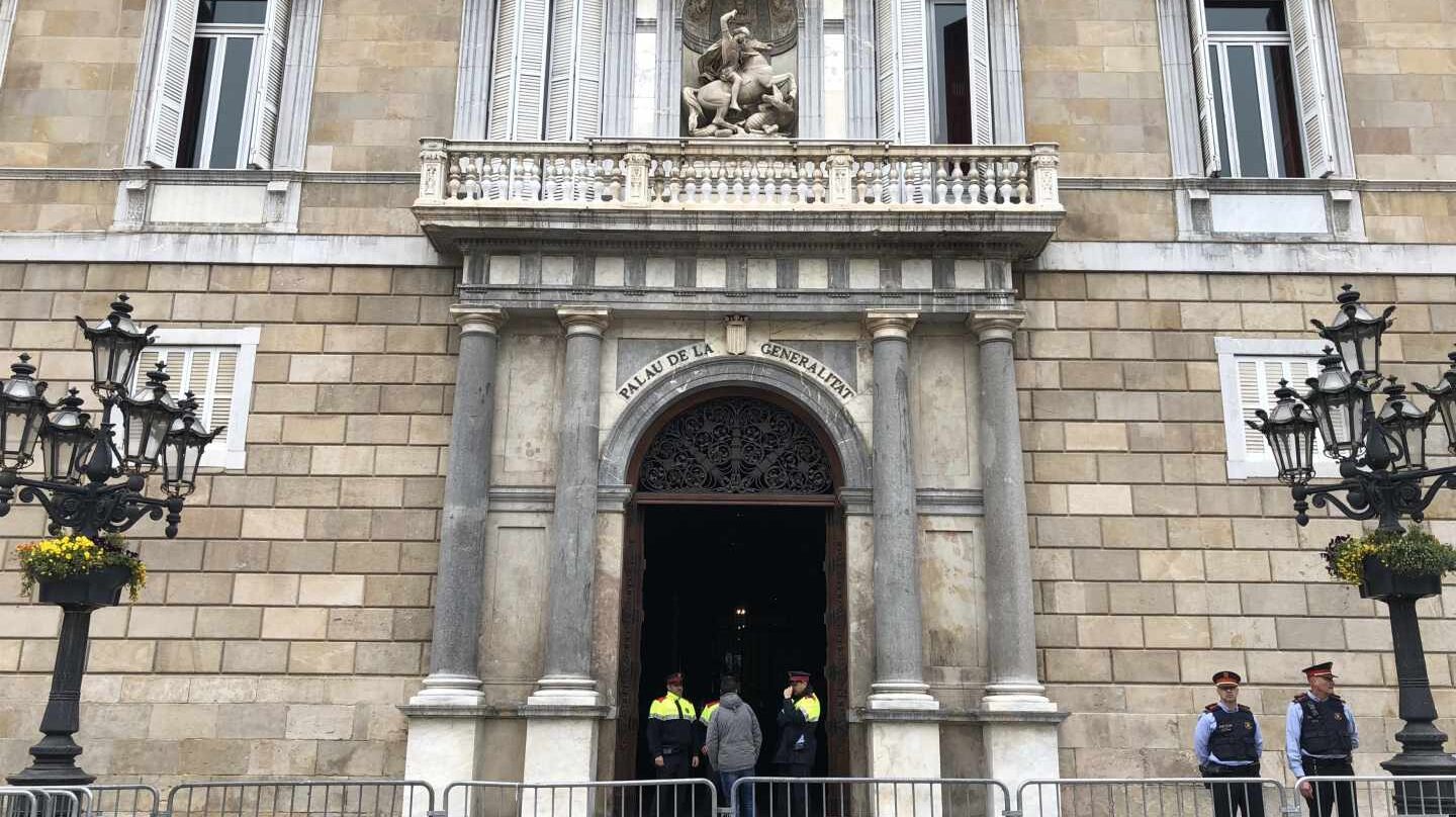 El Palau de la Generalitat custodiado por varios agentes.