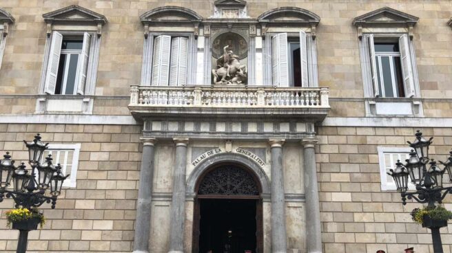 El Palau de la Generalitat custodiado por varios agentes.