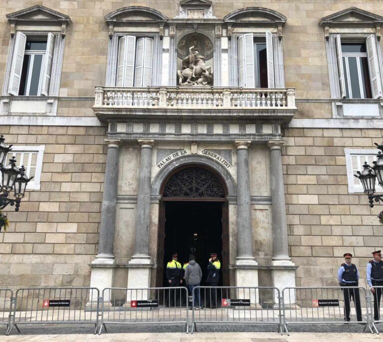 La Guardia Civil entra en el Palau de la Generalitat en busca de datos del 1-O