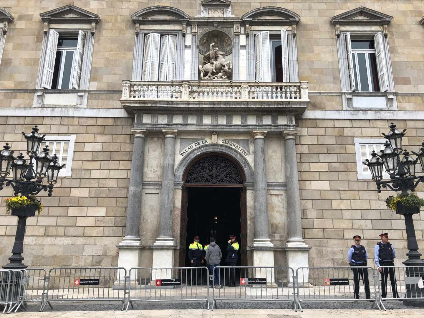 El Palau de la Generalitat custodiado por varios agentes.