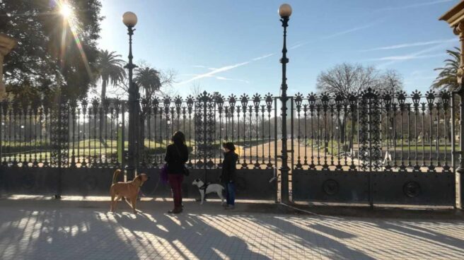 El parque de la Ciutadella, donde permanece el Parlament de Cataluña, cerrado.