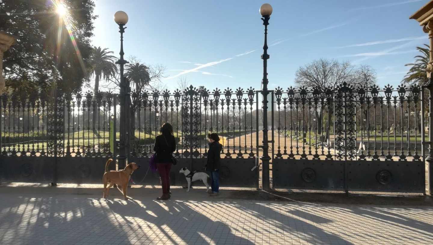 El parque de la Ciutadella, donde permanece el Parlament de Cataluña, cerrado.