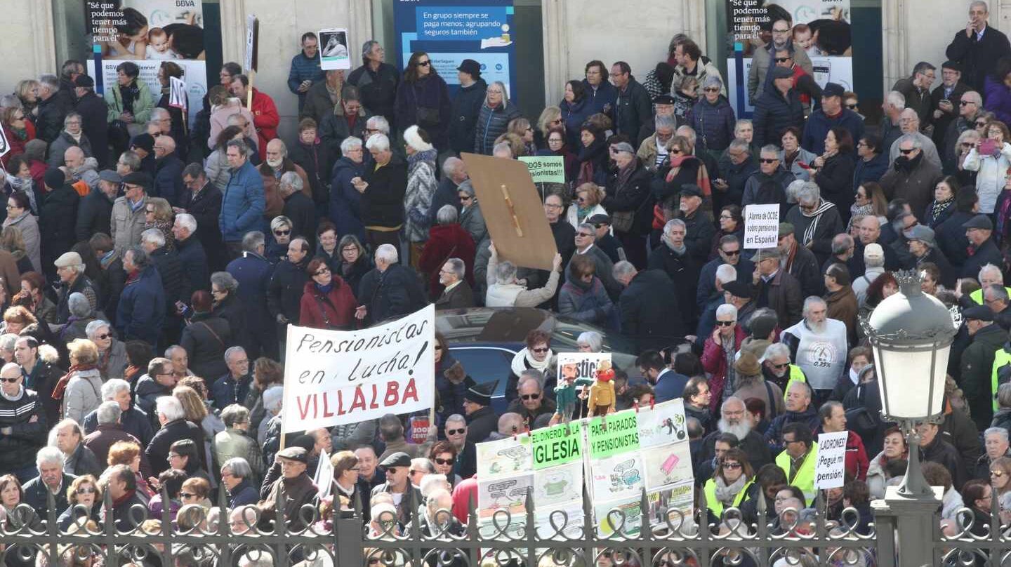 Manifestación de jubilados a las puertas del Congreso de los Diputados.