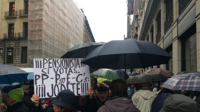 Manifestantes se concentran en Madrid por las pensiones.