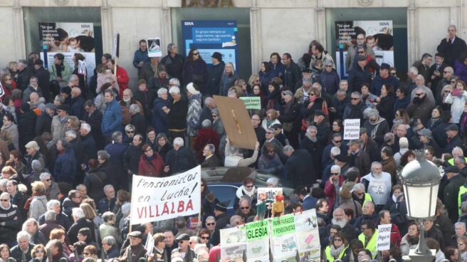 Manifestación de jubilados a las puertas del Congreso de los Diputados.