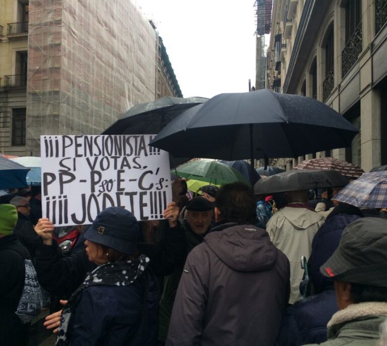 Centenares de jubilados exigen bajo la lluvia una subida digna de su pensión