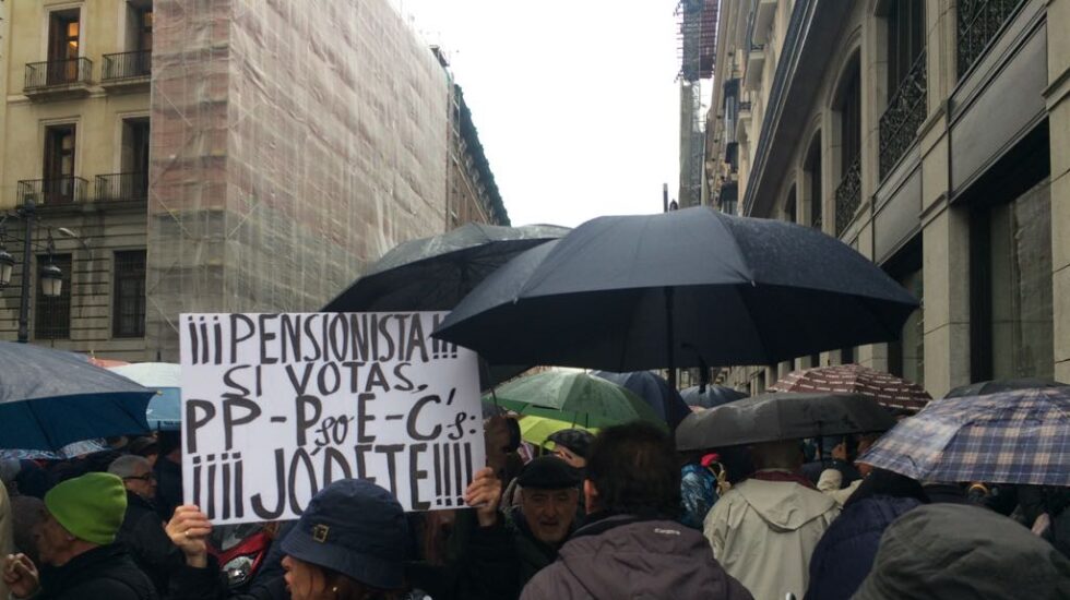 Manifestantes se concentran en Madrid por las pensiones.