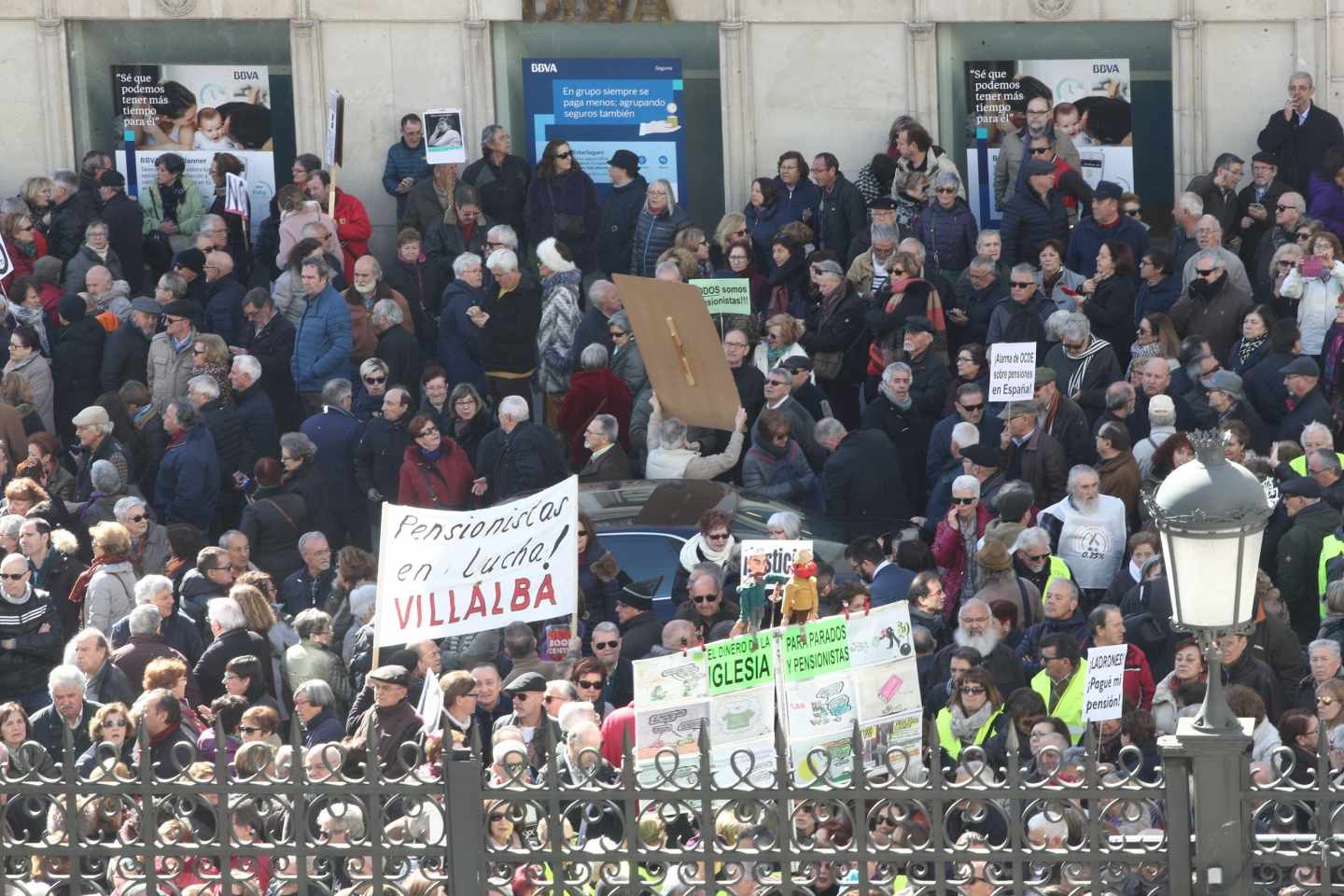 Manifestación de jubilados a las puertas del Congreso de los Diputados.