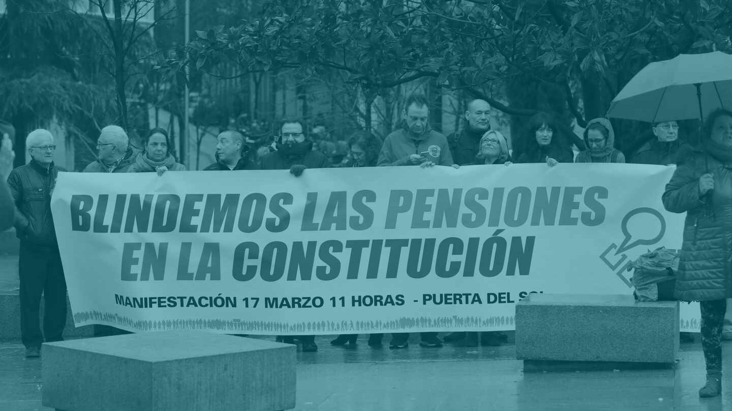 Un grupo de manifestantes por las pensiones a las puertas del Congreso.