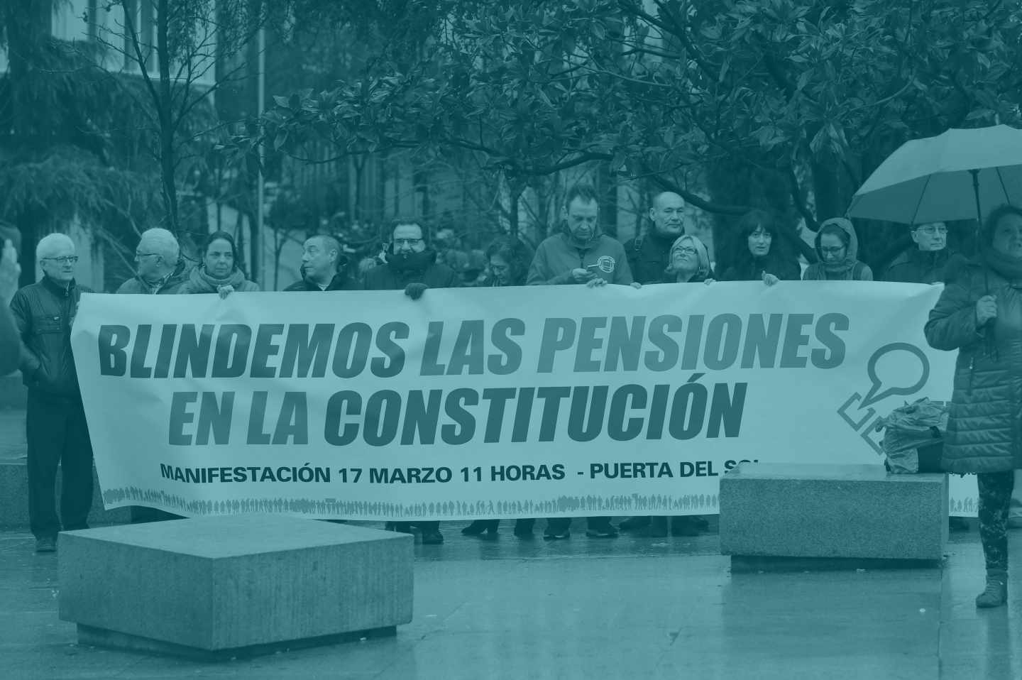 Un grupo de manifestantes por las pensiones a las puertas del Congreso.