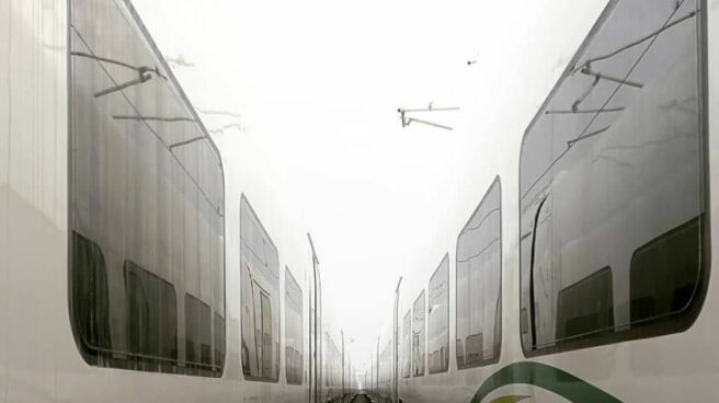 Dos trenes del consorcio del AVE a La Meca en paralelo, en el desierto. Dos trenes del consorcio del AVE a La Meca en paralelo, en el desierto.