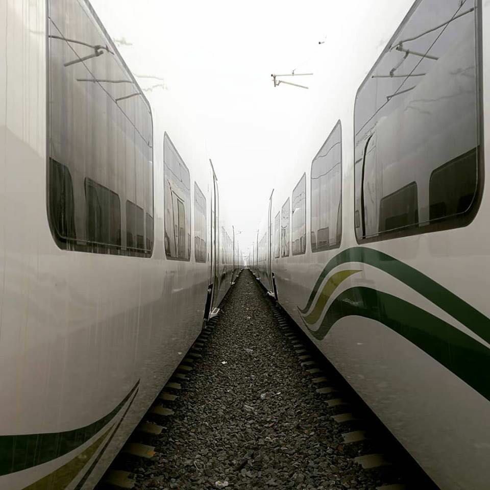 Dos trenes del consorcio del AVE a La Meca en paralelo, en el desierto.