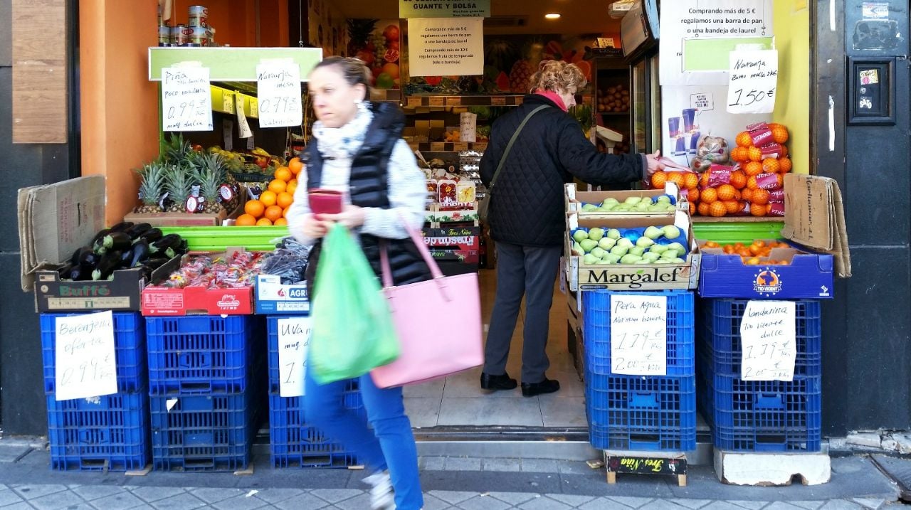 Puesto de fruta en Madrid, un día laboral.