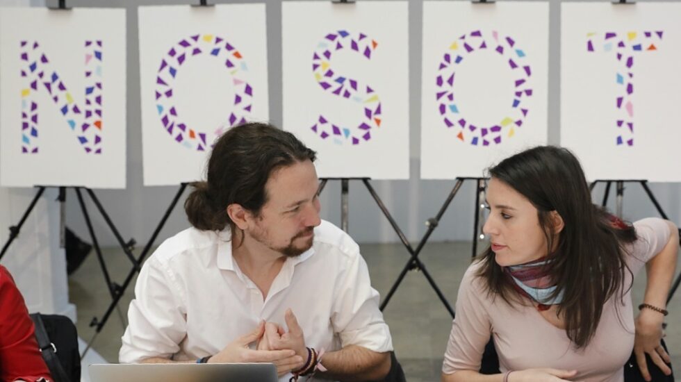 El líder de Podemos, Pablo Iglesias, junto a la portavoz parlamentaria Irene Montero, este lunes en la reunión de Rumbo 2020.