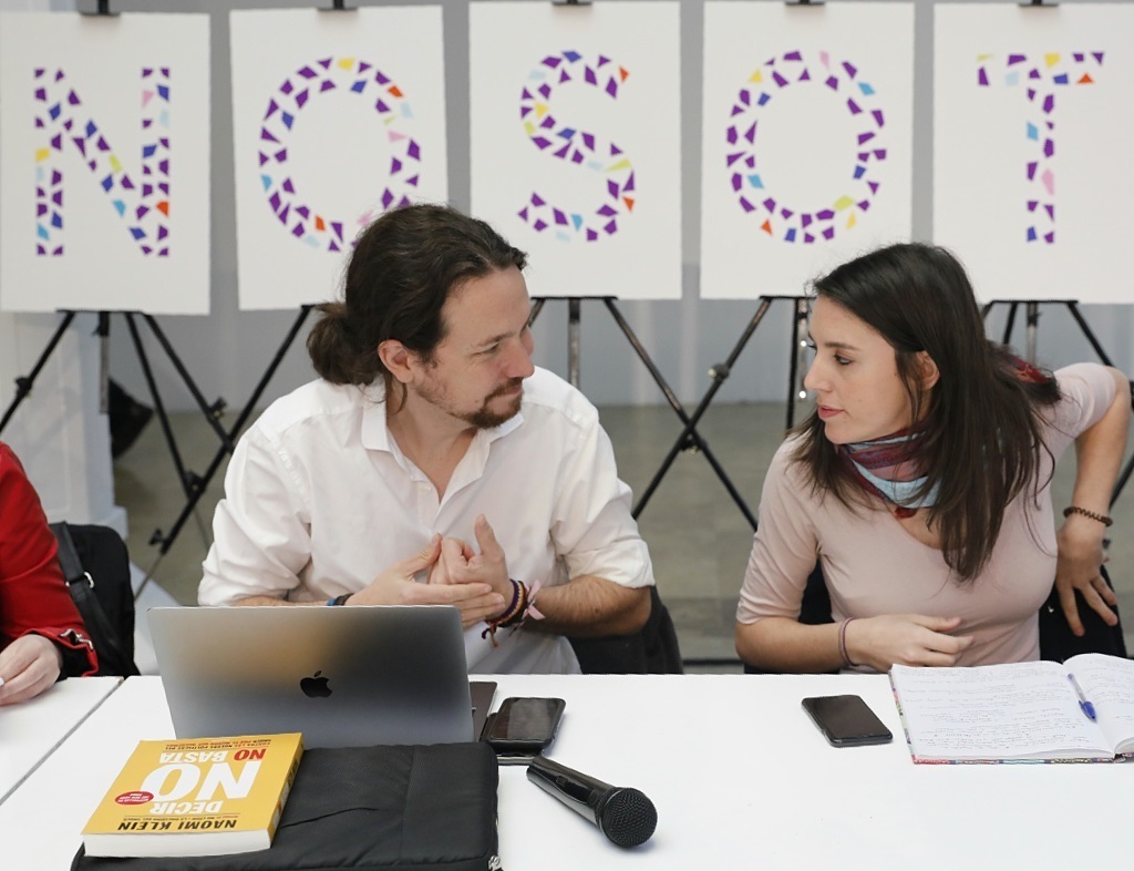 El líder de Podemos, Pablo Iglesias, junto a la portavoz parlamentaria Irene Montero, este lunes en la reunión de Rumbo 2020.