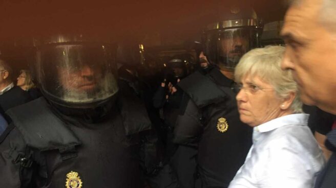 ponsati_policia La ex consejera Clara Ponsatí, durante la jornada del 1 de octubre.