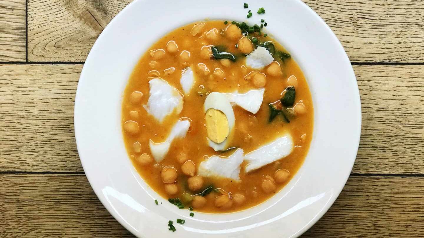 Potaje de vigilia, de garbanzos con bacalao, en el restaurante El Mercado de la Reina en Madrid.