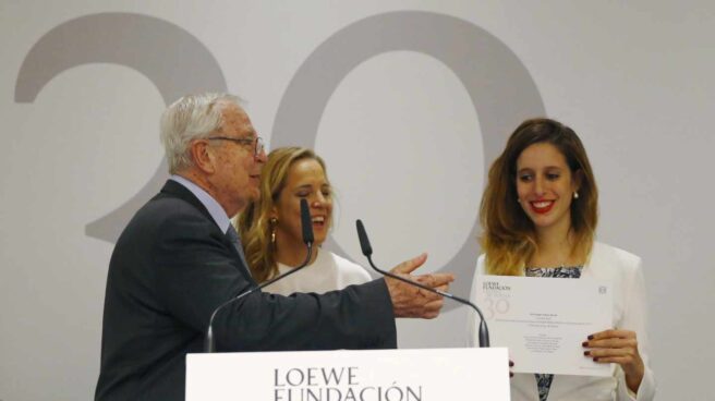 Luciana Reif recibiendo el Premio Loewe de Creación Joven 2017.