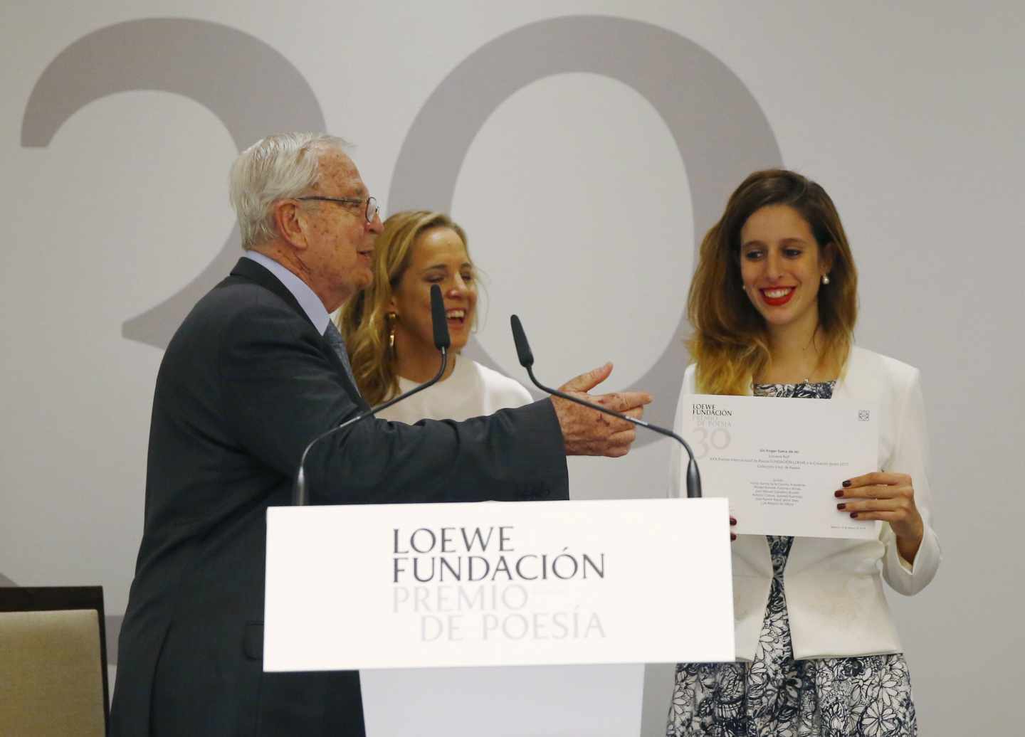 Luciana Reif recibiendo el Premio Loewe de Creación Joven 2017.