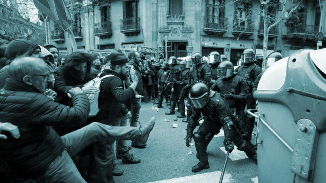 Enfrentamientos entre los Mossos y los manifestantes en Barcelona por la detención de Puigdemont.