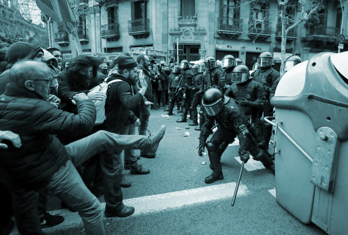 Enfrentamientos entre los Mossos y los manifestantes en Barcelona por la detención de Puigdemont.