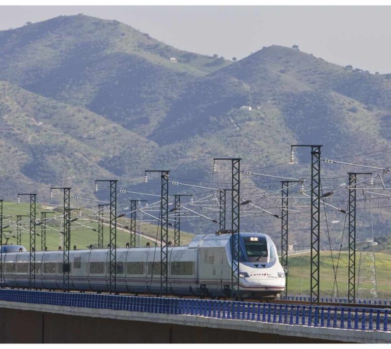 Adif lanza el mayor contrato de luz del AVE y exige que sea 100% renovable