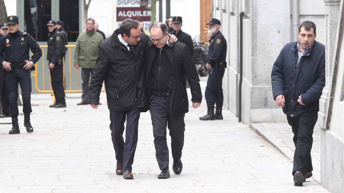 Rull y Turull, abrazados a la entrada del Tribunal Supremo.