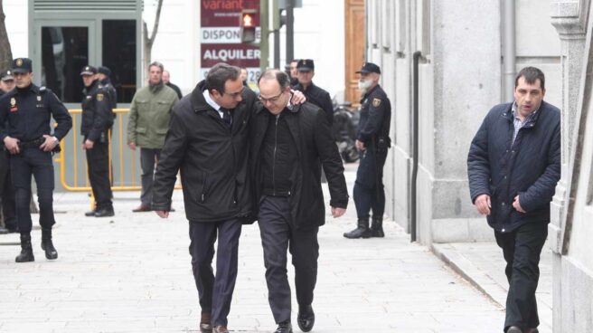 Rull y Turull, abrazados a la entrada del Tribunal Supremo. Rull y Turull, abrazados a la entrada del Tribunal Supremo.