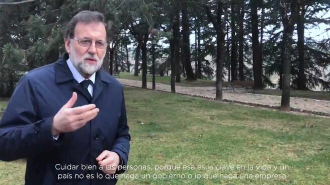 Rajoy lanza un videoblog 'casero' para captar afiliados: "Con 22 años yo ya pegaba carteles"