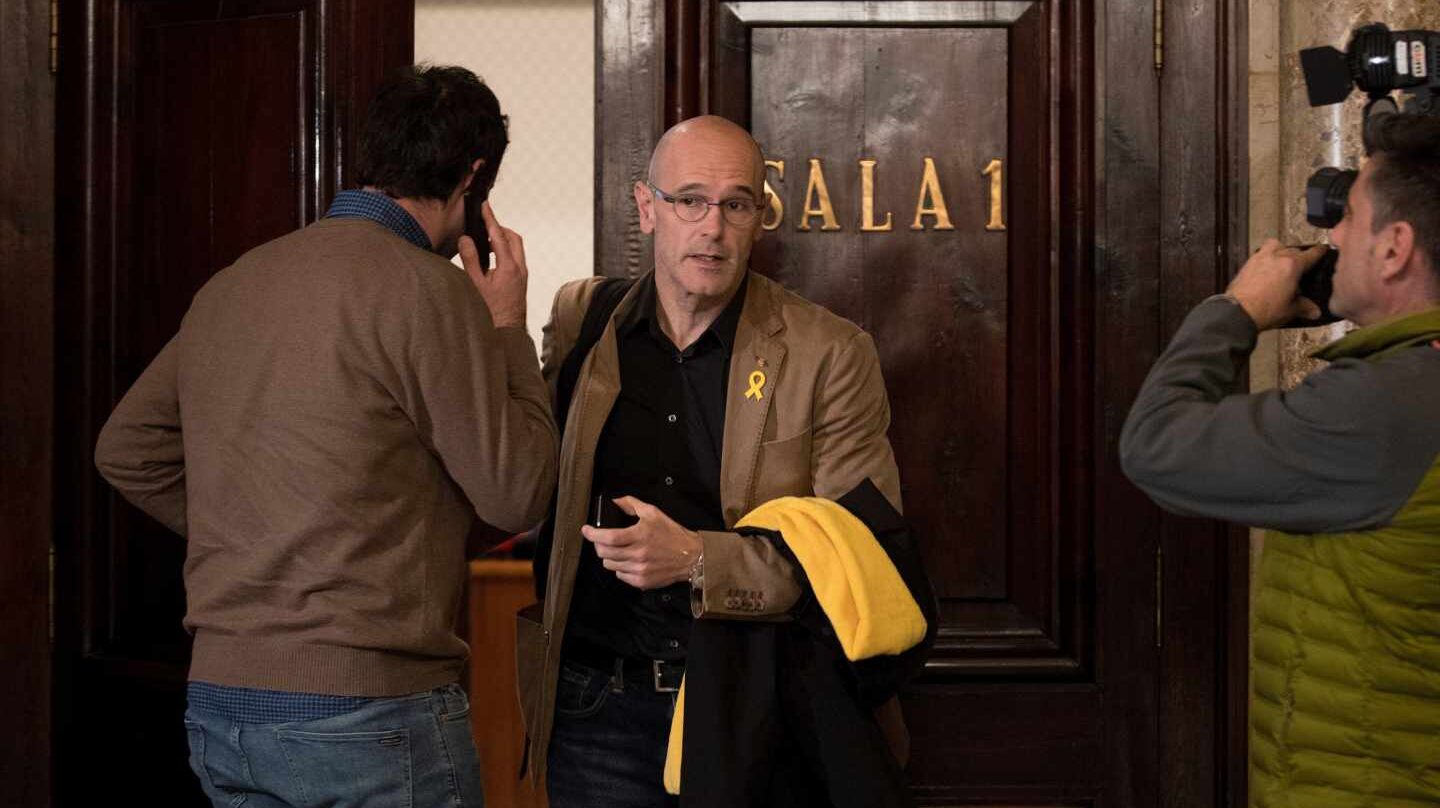 El diputado de ERC, Raül Romeva, sale de la reunión de su grupo parlamentario.