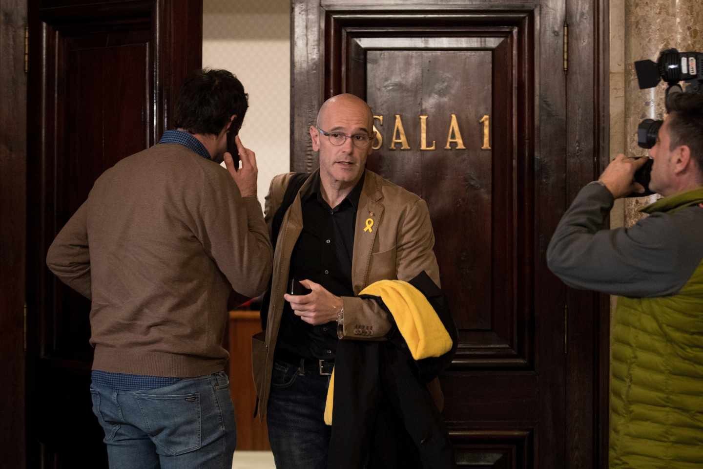 El diputado de ERC, Raül Romeva, sale de la reunión de su grupo parlamentario.