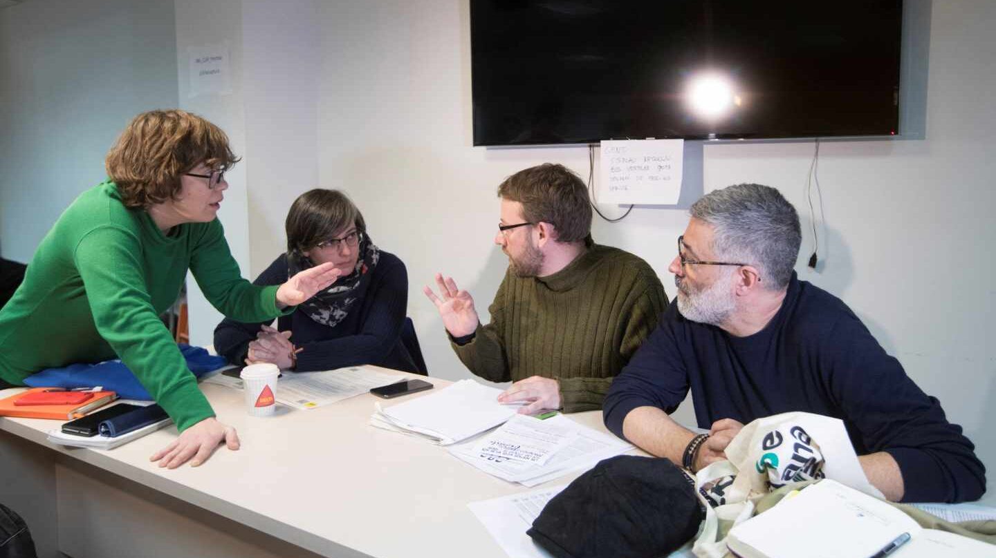 Eulalia Reguant (1i), Mireia Boya (2i), Vidal Aragonés (2d) y Carles Riera (1d), durante la reunión del consejo político de la CUP.