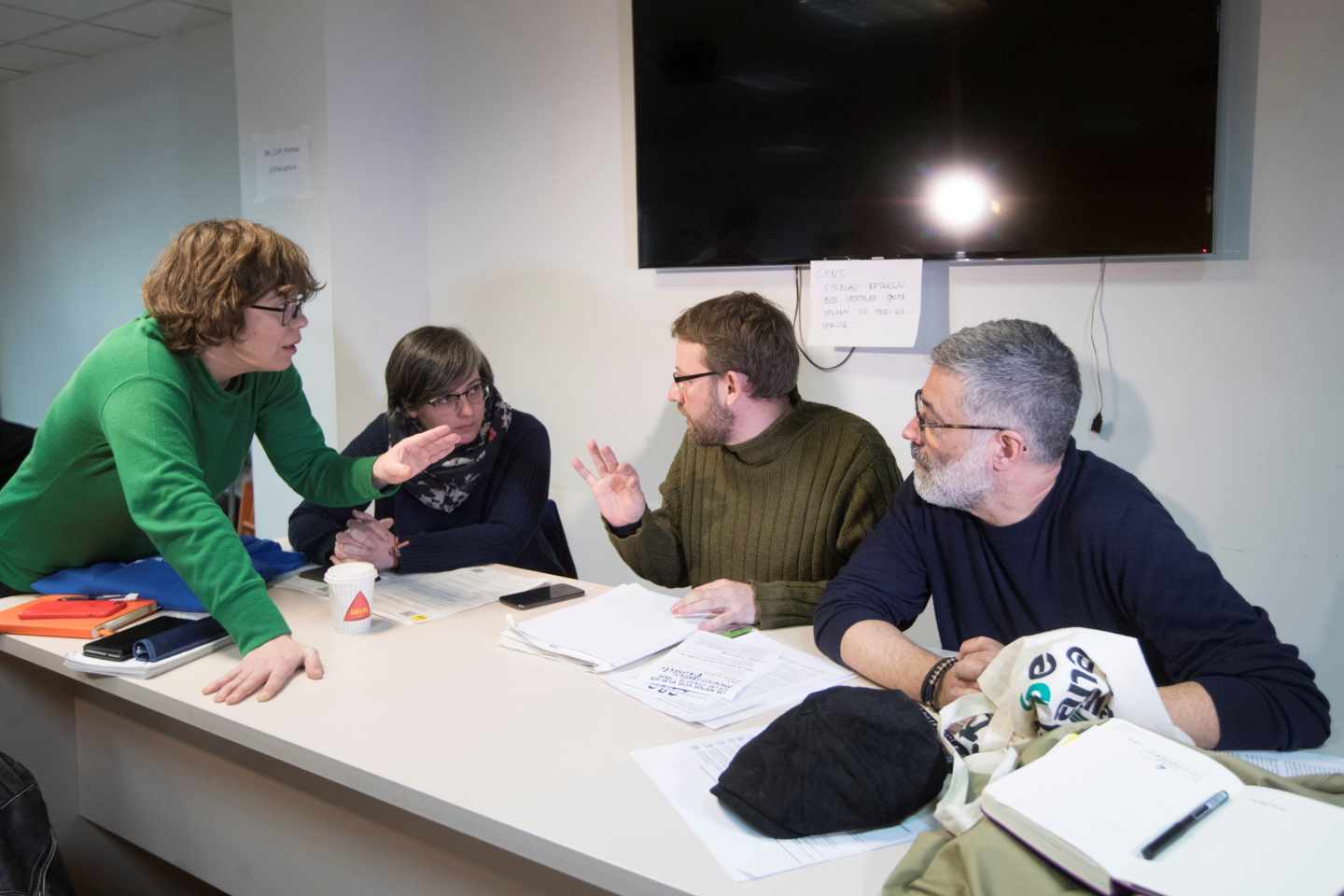 Eulalia Reguant (1i), Mireia Boya (2i), Vidal Aragonés (2d) y Carles Riera (1d), durante la reunión del consejo político de la CUP.