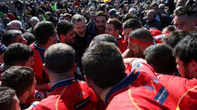 Felipe Vi, este domingo, celebra junto a la selección española de rugby la victoria contra Alemania.