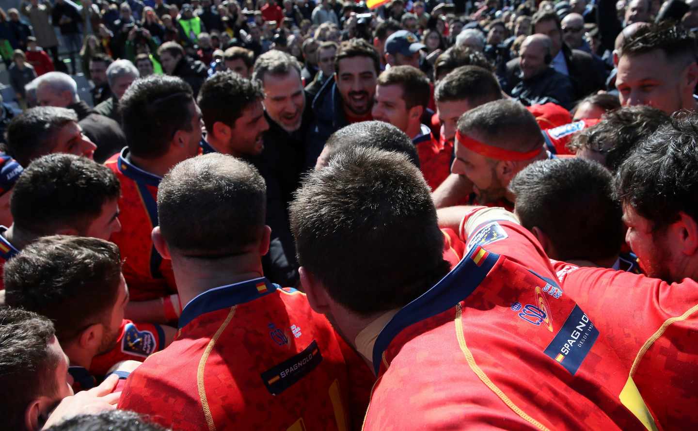 Felipe Vi, este domingo, celebra junto a la selección española de rugby la victoria contra Alemania.