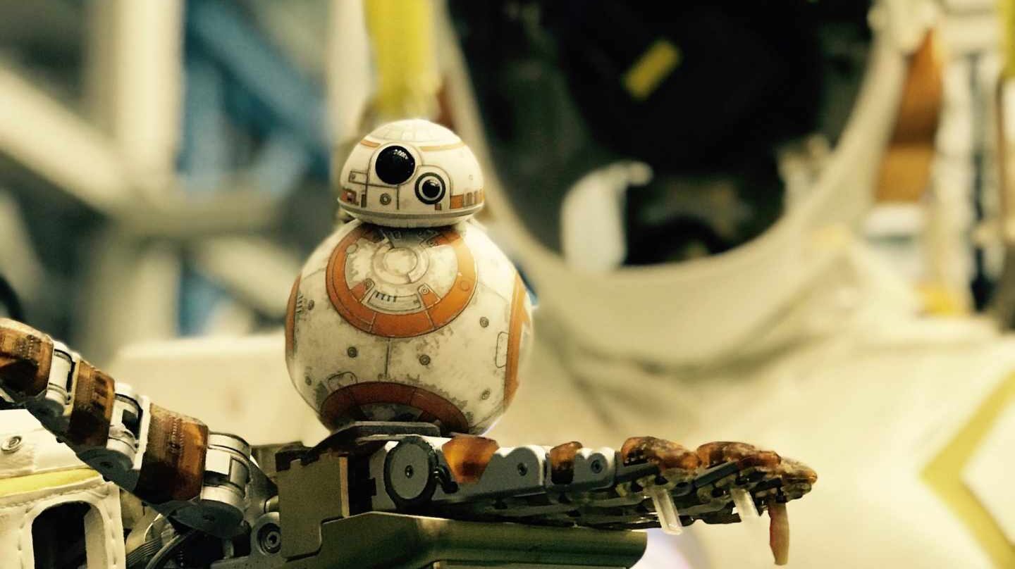 Robot Valkiria sostiene un pequeño BB-8